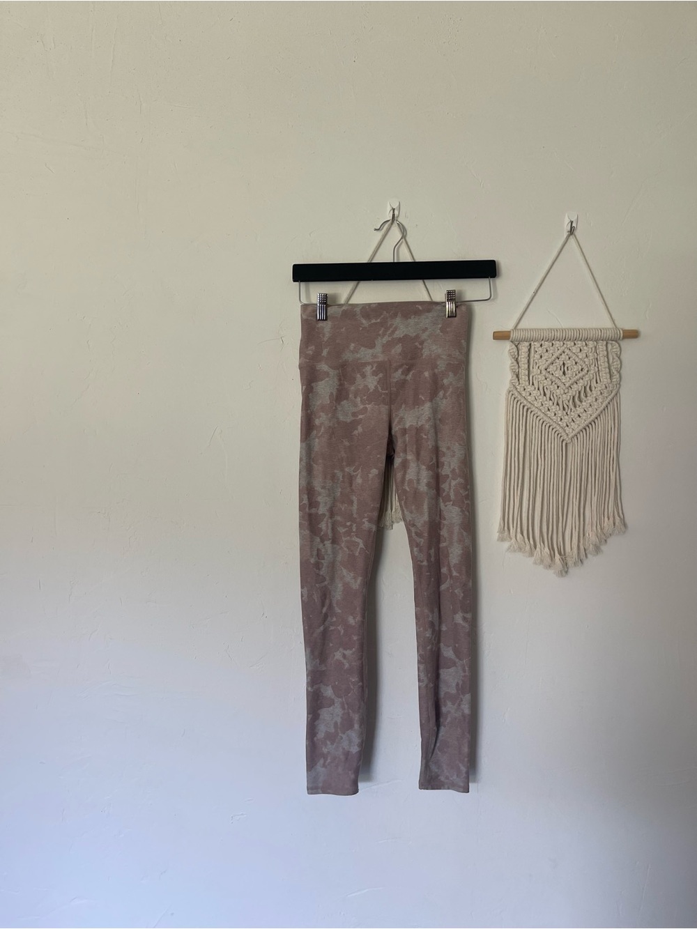 Vuori Clean Elevation Leggings in Dusty Rose & Heather Gray - Picture 2 of 5